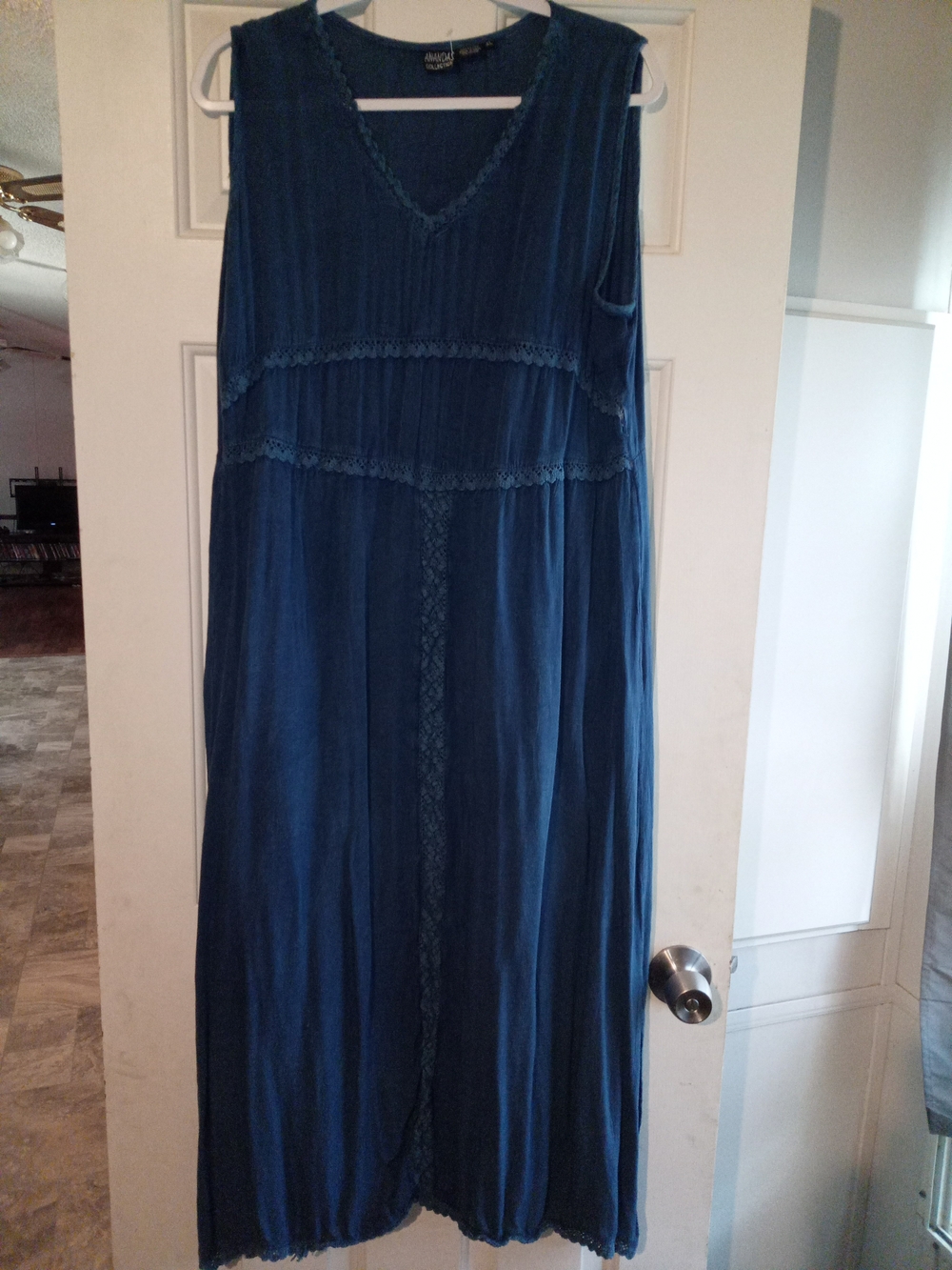 Sleeveless Blue V-Neck Maxi Dress with Lace Trim